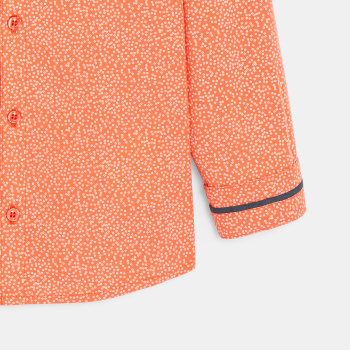 قميص باللون البرتقالي ومُزيَّن بطبعة، مع ربطة عنق على شكل بابيون)فراشة( للفتيان